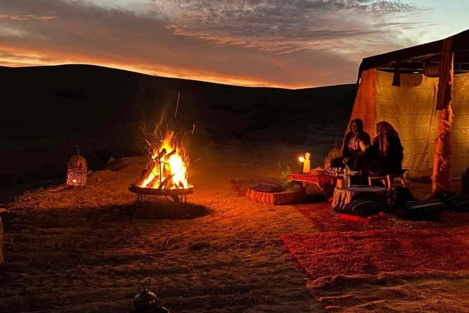 Marrakeshista: Agafayn berberileirillä auringonlaskun aikaan: Illallinen Agafayssa berberileirillä