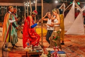 Marrakech: Aavikkomönkijä illallisella, show'lla ja elävällä musiikilla.