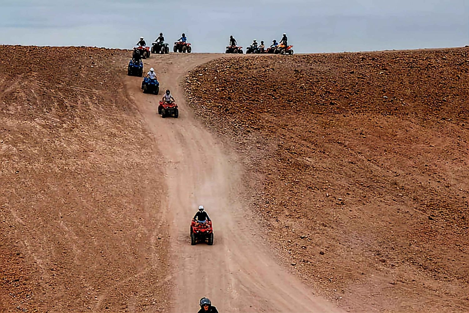 Marrakech : Dîner-spectacle dans le désert d'Agafay avec quad et chameau