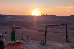 Marrakesh: Solnedgång i Agafayöknen, kamelritt, middag och show