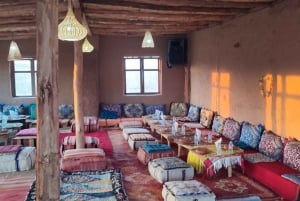 Marrakesch: Sonnenuntergang in der Wüste von Agafay, Kamelritt, Abendessen und Show