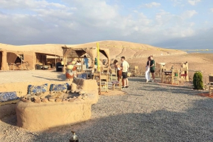 Marrakech : coucher de soleil dans le désert d'Agafay, balade à dos de chameau, dîner et spectacle