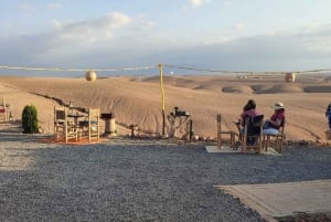Marrakech : coucher de soleil dans le désert d'Agafay, balade à dos de chameau, dîner et spectacle