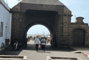 マラケシュ発：エッサウィラへの少人数1日ツアー（港とビーチ）