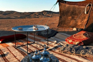 Avonden met een diner bij zonsondergang in de Agafay-woestijn