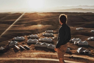 Opplev en solnedgangsmiddag i Agafay-ørkenen om kvelden