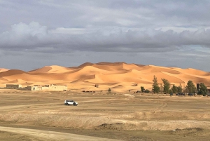 Von Fes: 2-tägige Wüstentour nach Marrakesch mit Luxuscamp