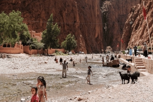 A partir de Fez: viagem de 2 dias com ida e volta pelo deserto de Merzouga e passeio de camelo