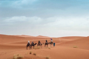 Desde Fez: Excursión de 2 días por el Sáhara con paseo en camello y Sandboarding