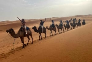 Desde Marrakech: tour de 3 días por el desierto de Merzouga con paseo en camello