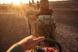 Von Marrakech aus: Kamelritt bei Sonnenuntergang in der Wüste von Agafay und Abendessen