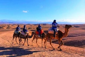 Marrakechista: Agafayn aavikon auringonlaskuillallinen live-esityksen kanssa.