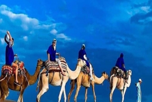 Desde Marrakech: Paseo en camello, cena y espectáculo al atardecer en Agafay