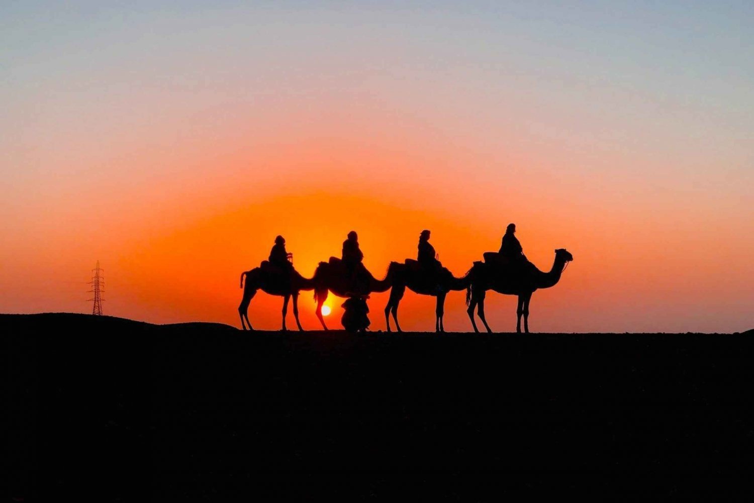 Marrakechista: Agafayn autiomaassa auringonlaskun ja tähtien kanssa.