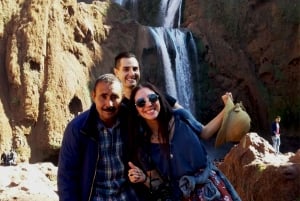 Von Marrakech aus: Ganztagestour zu den Ouzoud-Wasserfällen mit Bootstour