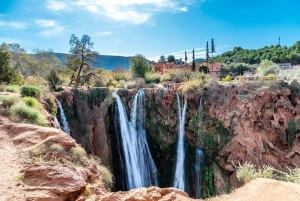 De Marrakech: Caminhada guiada e passeio de barco pelas cachoeiras de Ouzoud