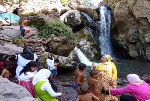 マラケシュ発セッティ・ファトマ＆オウリカ渓谷ツアー（昼食付