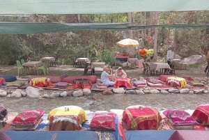 マラケシュ発：ウリカ渓谷とアトラス山脈日帰りツアー