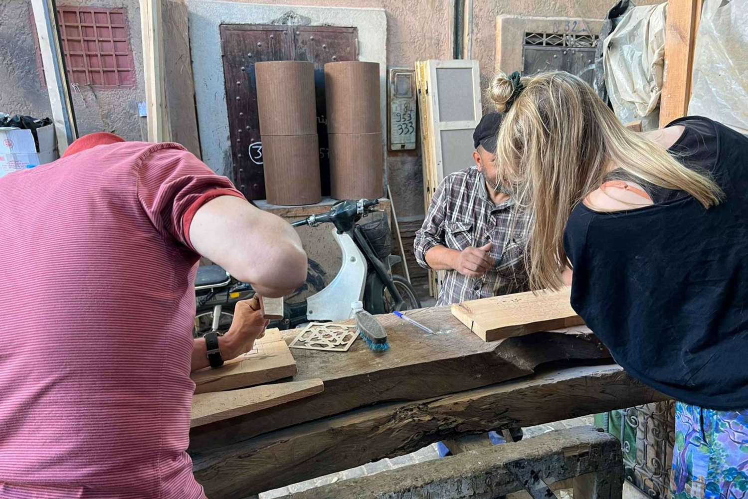 Praktisk marockansk träsnideriverkstad med lokala experter