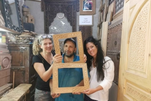 Atelier pratique de sculpture sur bois marocain avec des experts locaux