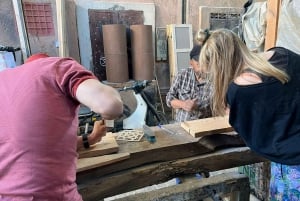 Atelier pratique de sculpture sur bois marocain avec des experts locaux