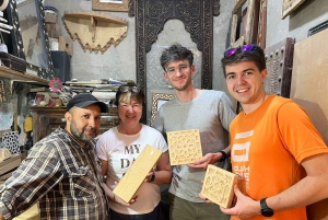 Atelier pratique de sculpture sur bois marocain avec des experts locaux