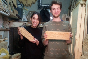 Atelier pratique de sculpture sur bois marocain avec des experts locaux