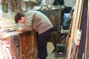 Atelier pratique de sculpture sur bois marocain avec des experts locaux