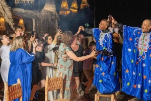 Luxe diner bij zonsondergang in premium woestijnkamp; show