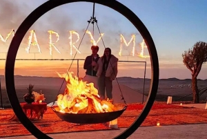 Luxe diner bij zonsondergang in premium woestijnkamp; show