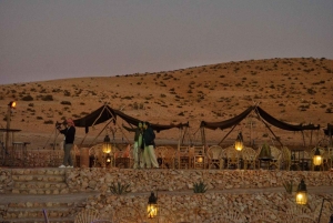 Luxe diner bij zonsondergang in premium woestijnkamp; show