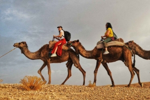 Luxe diner bij zonsondergang in premium woestijnkamp; show