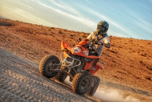 Luxe diner bij zonsondergang in premium woestijnkamp; show