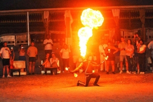 Luxe diner bij zonsondergang in premium woestijnkamp; show