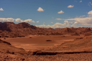 Luxe diner bij zonsondergang in premium woestijnkamp; show