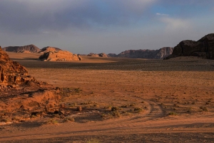 Luxe diner bij zonsondergang in premium woestijnkamp; show