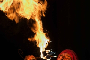 Luxe diner bij zonsondergang in premium woestijnkamp; show