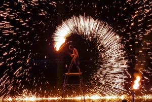 Luxe diner bij zonsondergang in premium woestijnkamp; show
