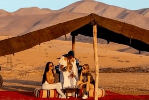 Taianomainen ilta Agafayn aavikolla: kameliratsastus ja berberi-illallinen