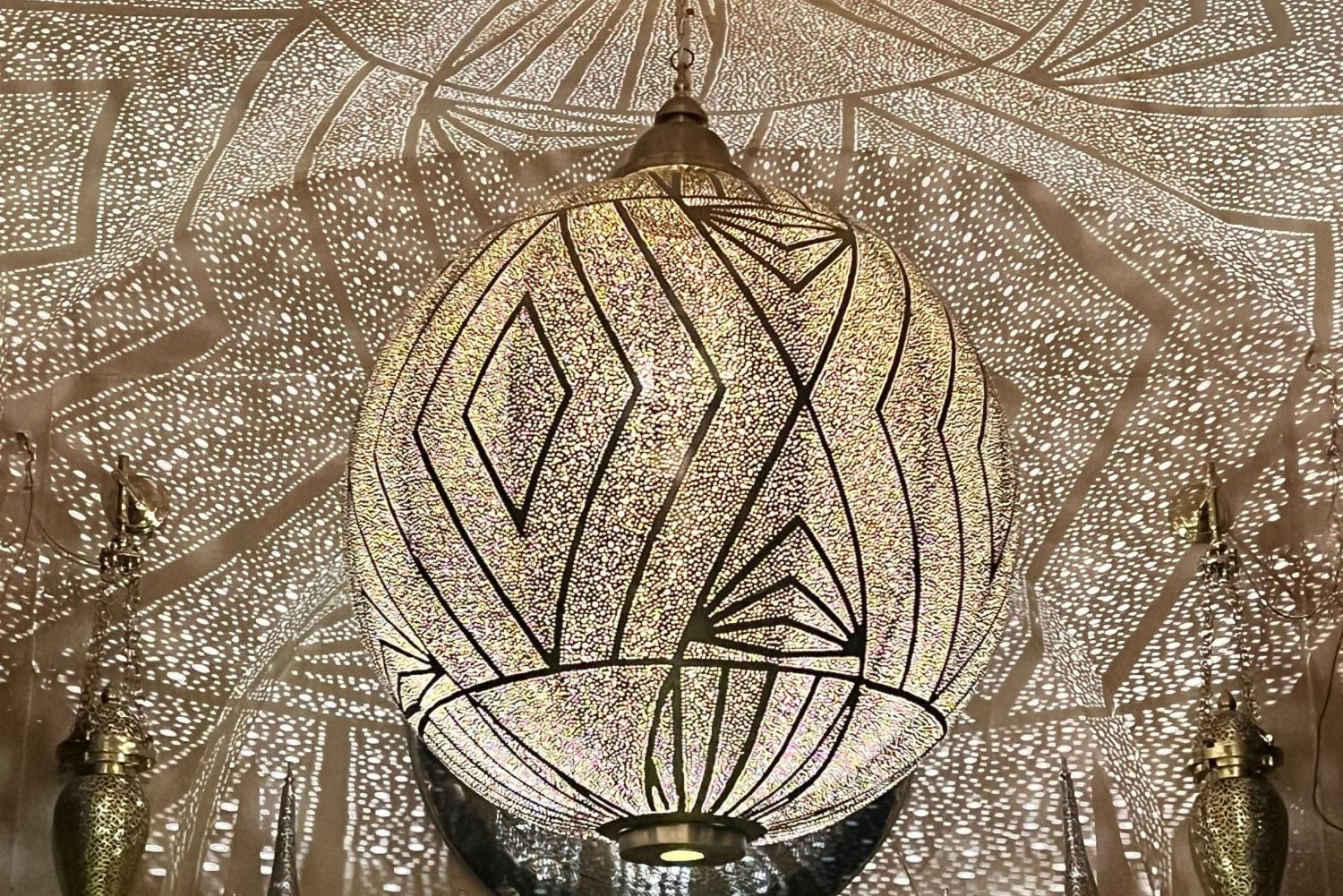 Marrakch: Souks and Foundouks Walking Tour med marockanskt te