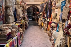 Marrakch: Souks and Foundouks Walking Tour med marockanskt te