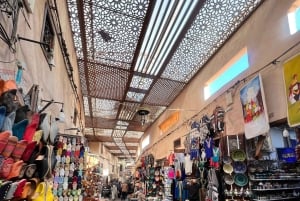 Marrakch: Souks and Foundouks Walking Tour med marockanskt te