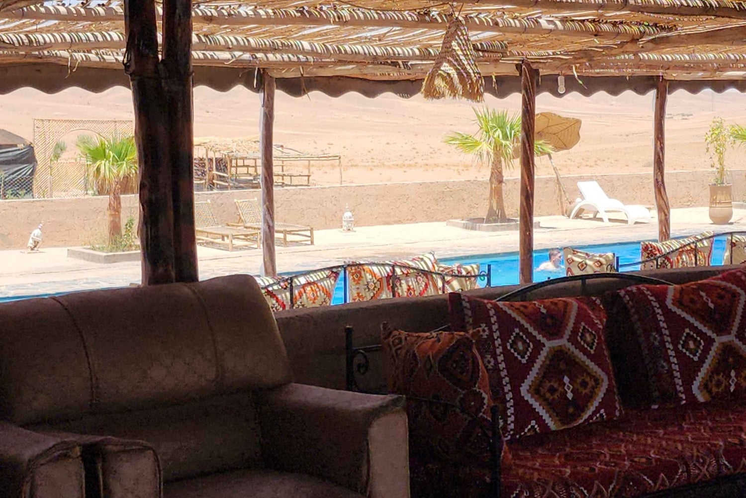 Marrakech : balade à dos de chameau dans le désert d'Agafay, dîner-spectacle et accès à la piscine