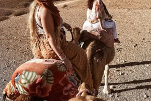 Marrakesch: Kamelritt in der Agafay-Wüste mit Abendessen und Show