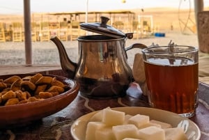 Marrakesch: Kamelritt in der Agafay-Wüste mit Abendessen und Show