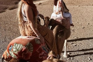 Marrakech: giro in cammello nel deserto di Agafay con cena e spettacolo