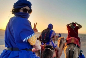 Marrakech: Cena al tramonto nel deserto di Agafay con giro in cammello