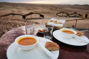 Marrakech: Agafayn aavikko-illallinen, elävää musiikkia ja tulishow.