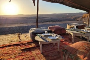 Marrakech: Agafayn aavikko-illallinen, elävää musiikkia ja tulishow.