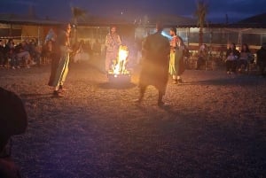 Marrakech : Dîner-spectacle dans le désert d'Agafay avec balade à dos de chameau au coucher du soleil